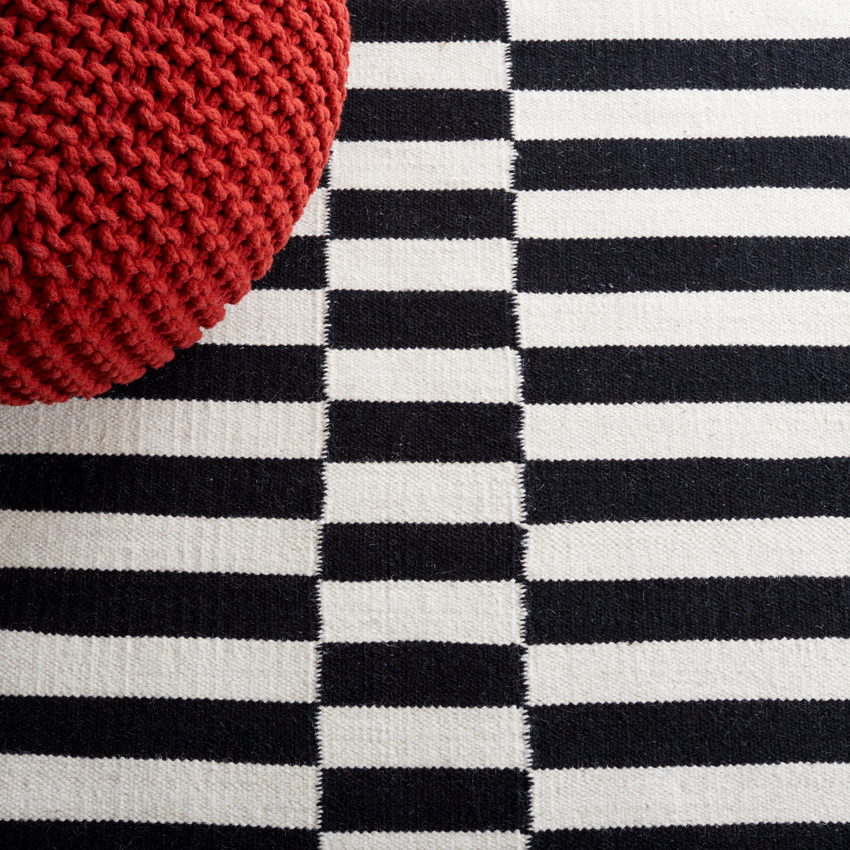 Safavieh Striped Kilim Stk805Z Black/Ivory Rug.