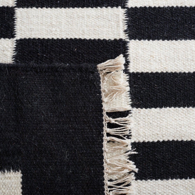 Safavieh Striped Kilim Stk805Z Black/Ivory Rug.