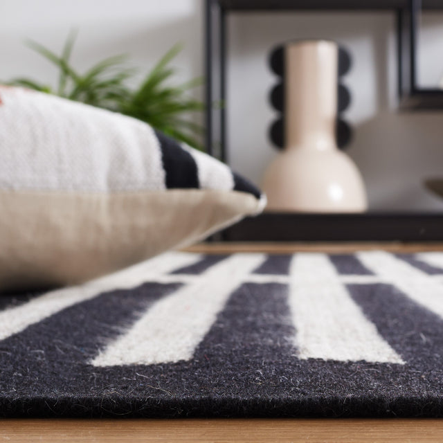 Safavieh Striped Kilim Stk806B Beige/Black Rug.