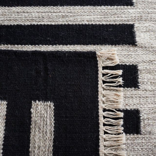 Safavieh Striped Kilim Stk806B Beige/Black Rug.
