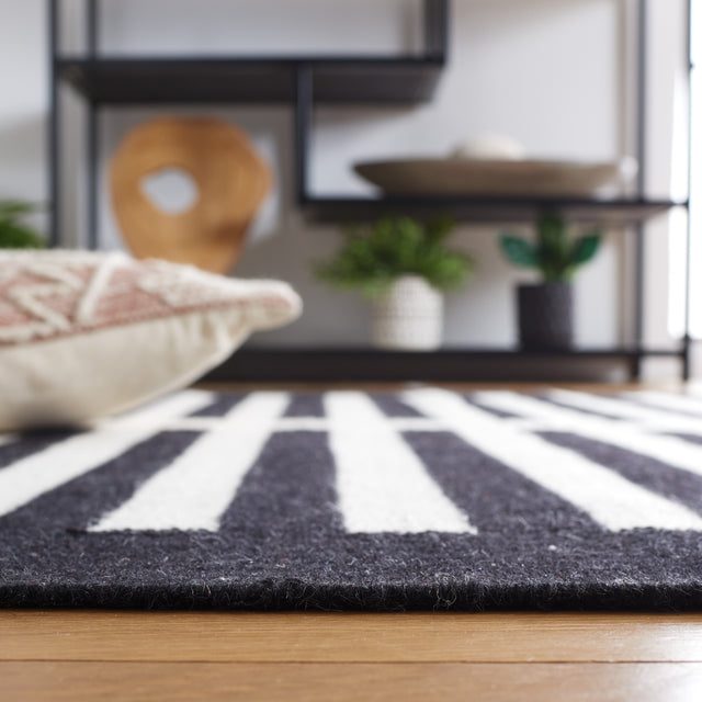 Safavieh Striped Kilim Stk806Z Ivory/Black Rug.