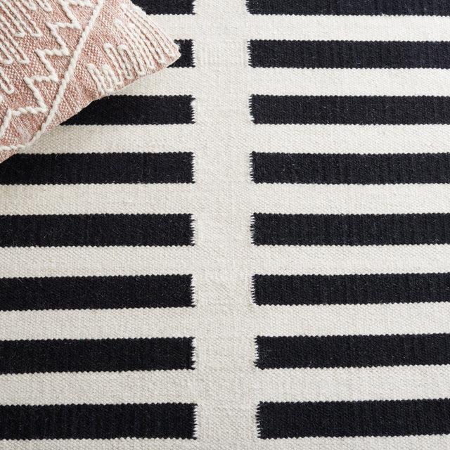 Safavieh Striped Kilim Stk806Z Ivory/Black Rug.