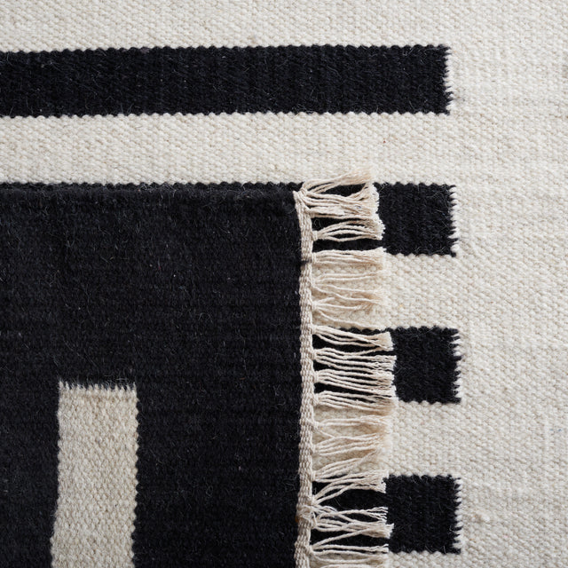 Safavieh Striped Kilim Stk806Z Ivory/Black Rug.