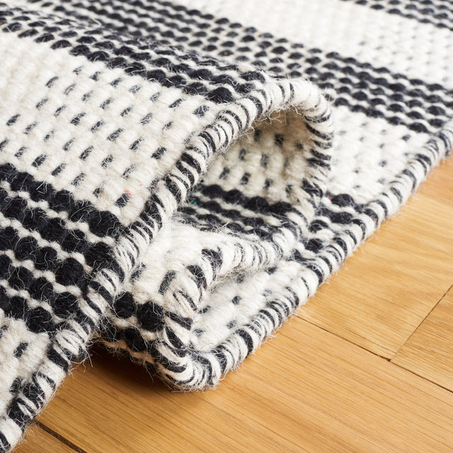 Safavieh Striped Kilim Stk807Z Black/Ivory Rug.