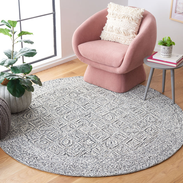 Safavieh Textual Txt201Z Black/Ivory Rug.