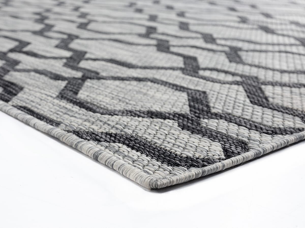 United Weavers Augusta Belle Mare Black (3900-10470) Rugs.