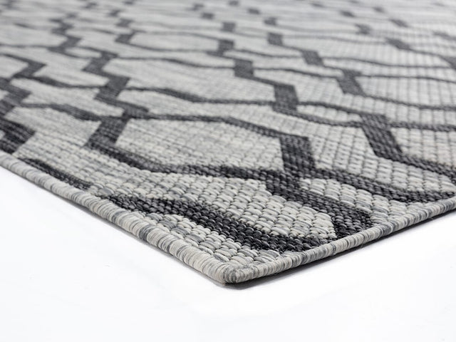 United Weavers Augusta Belle Mare Black (3900-10470) Rugs.