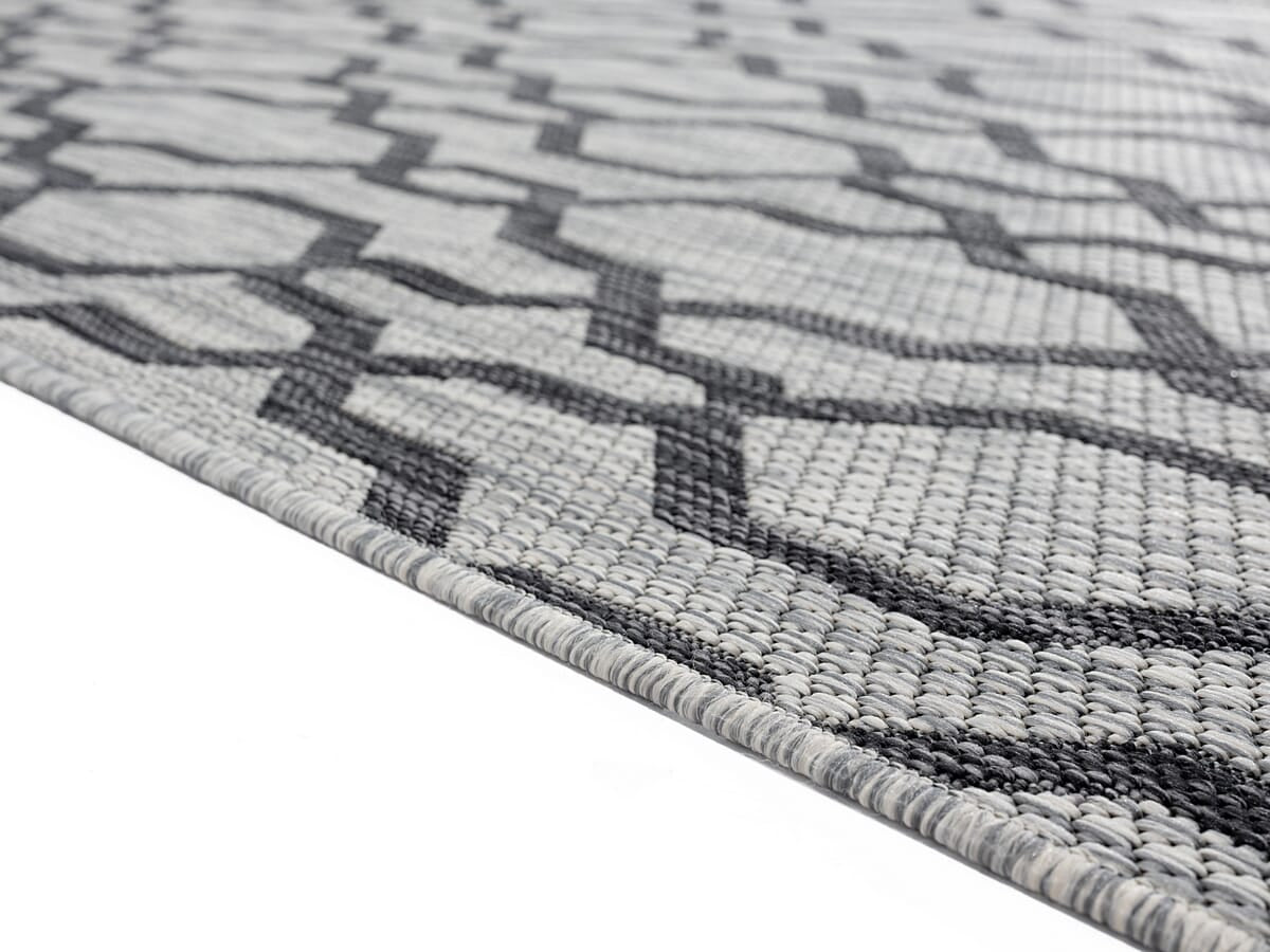 United Weavers Augusta Belle Mare Black (3900-10470) Rugs.