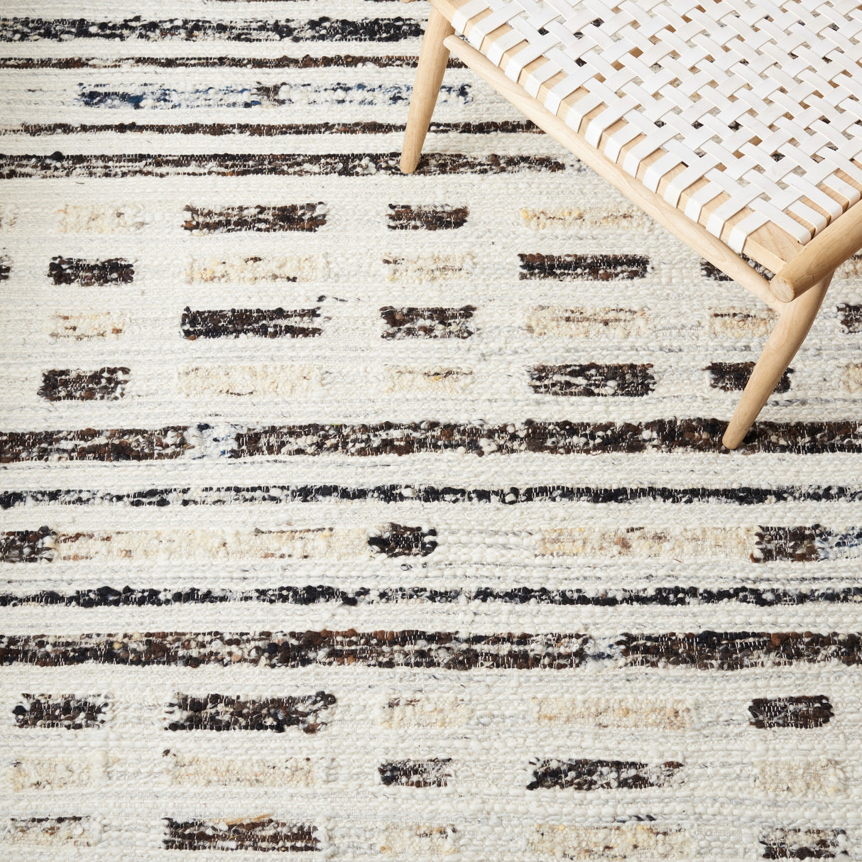 Safavieh Manhattan Man350A Ivory/Dark Brown Rug.