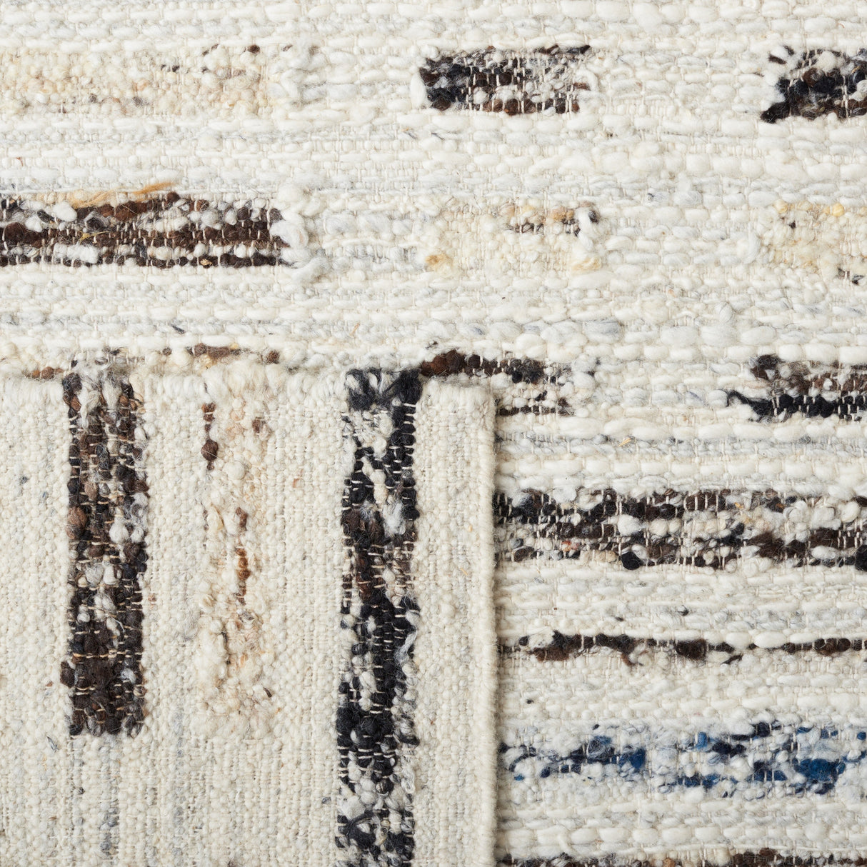 Safavieh Manhattan Man350A Ivory/Dark Brown Rug.