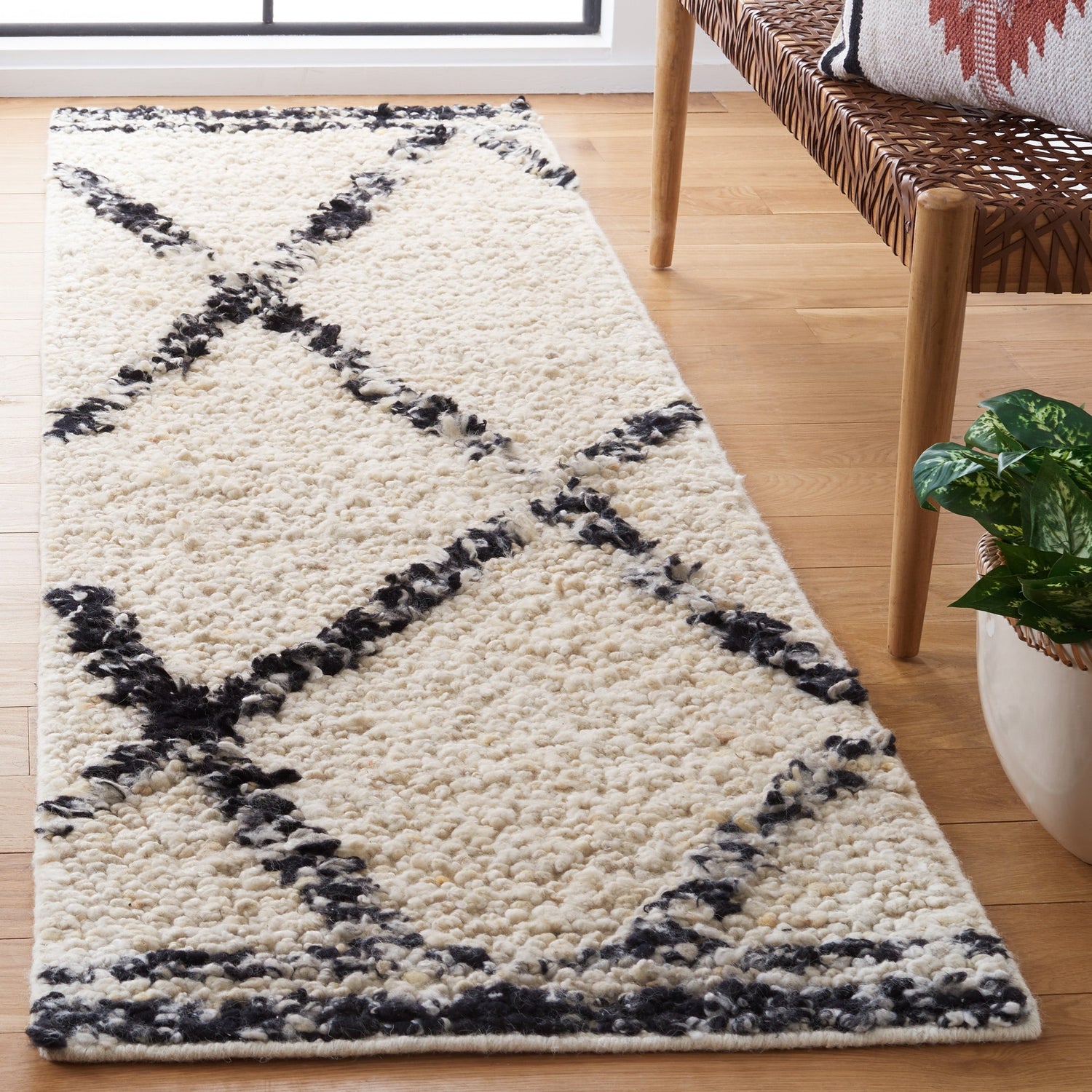 Safavieh Manhattan Man352A Ivory/Black Rug.