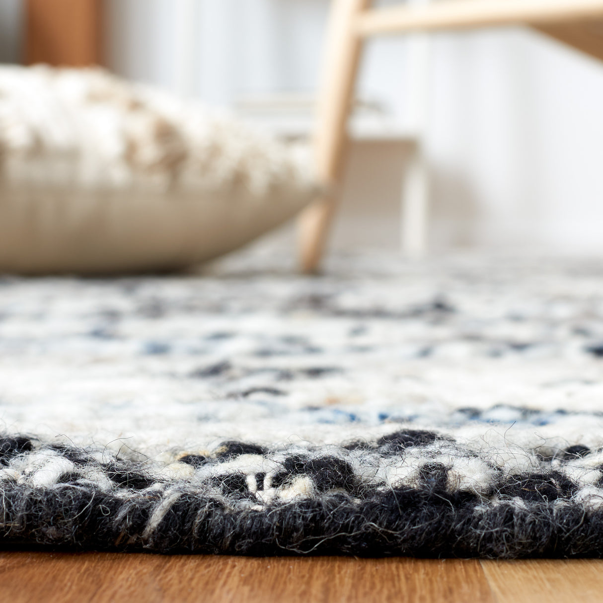 Safavieh Manhattan Man353A Ivory/Black Rug.
