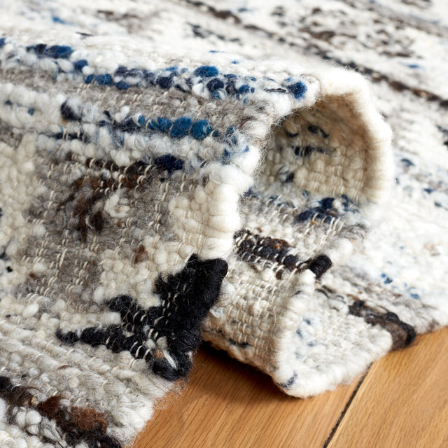 Safavieh Manhattan Man353A Ivory/Black Rug.