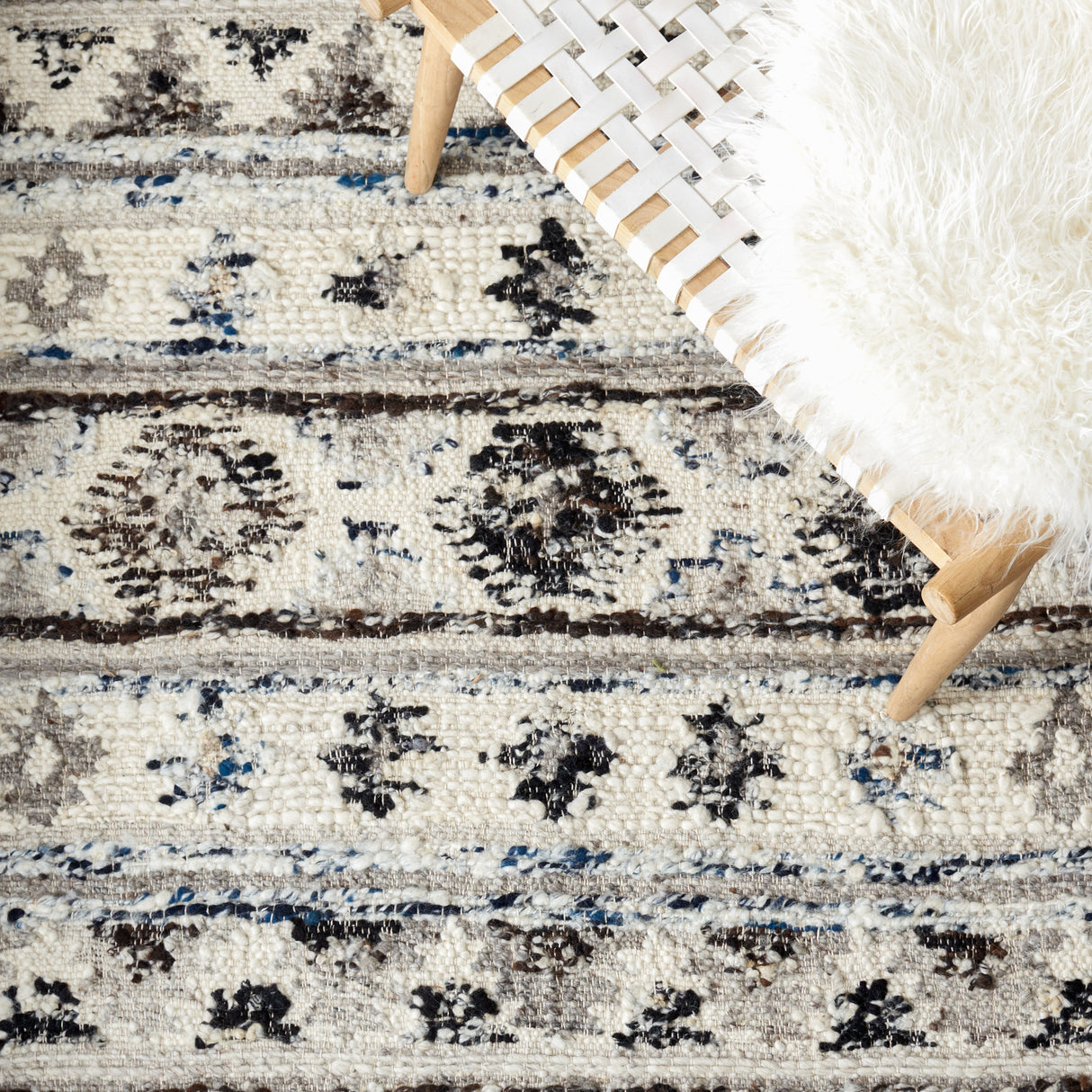 Safavieh Manhattan Man353A Ivory/Black Rug.