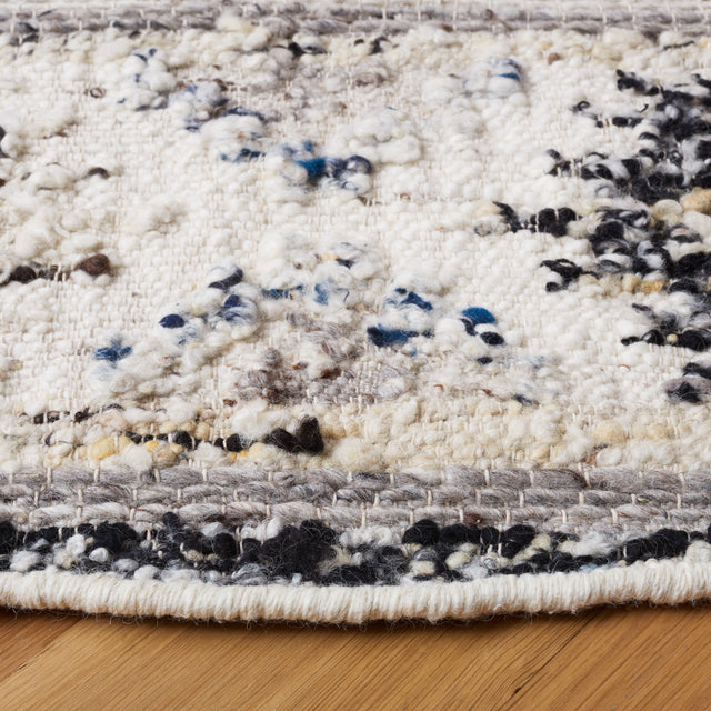 Safavieh Manhattan Man353A Ivory/Black Rug.