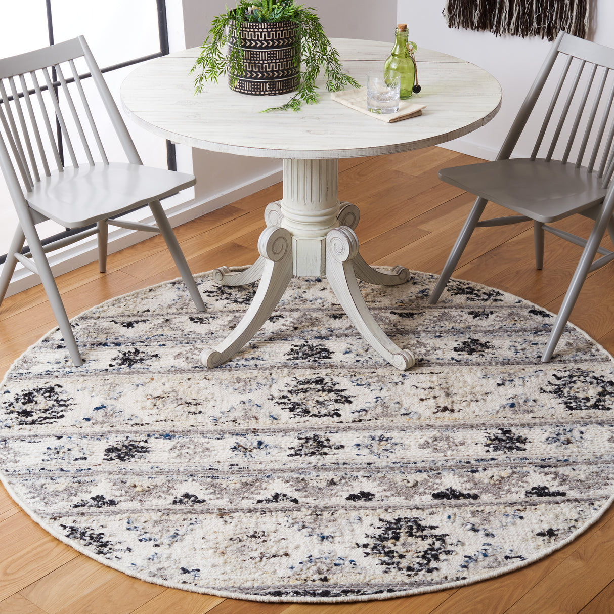 Safavieh Manhattan Man353A Ivory/Black Rug.