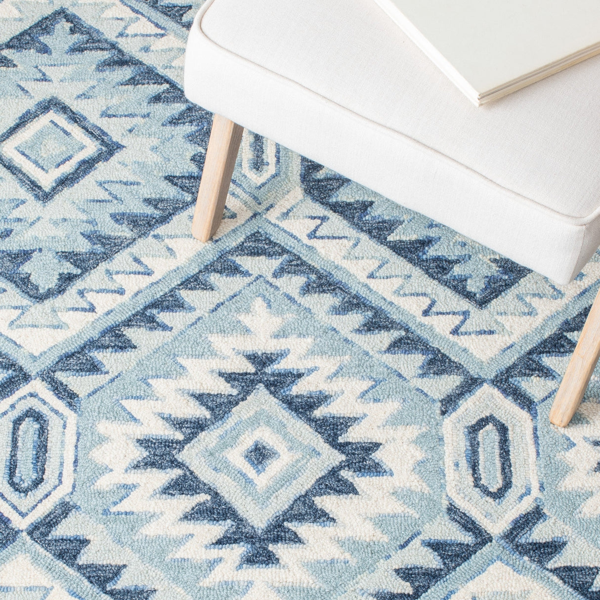 Safavieh Metro Met123M Blue/Ivory Rugs.