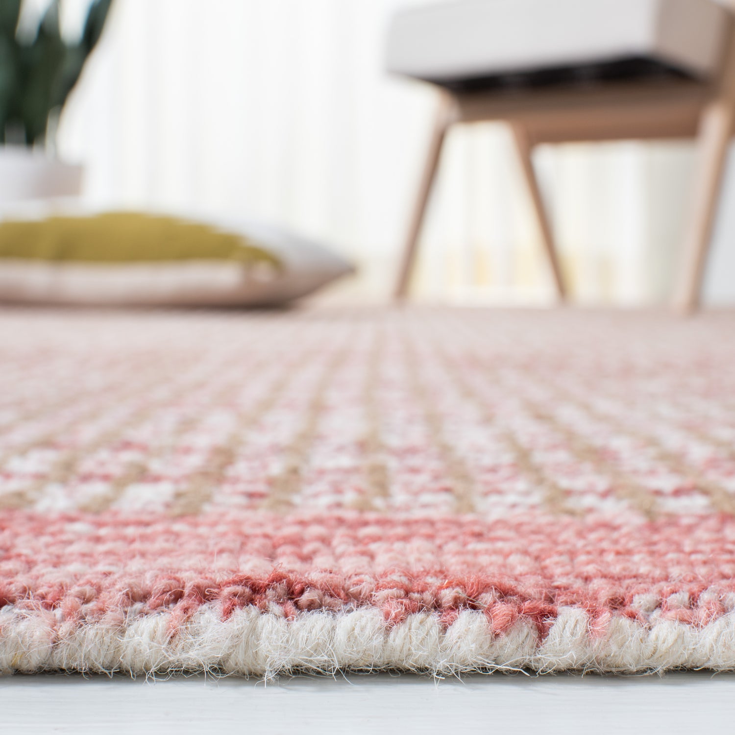 Safavieh Metro Met151Q Ivory/Red Rugs.