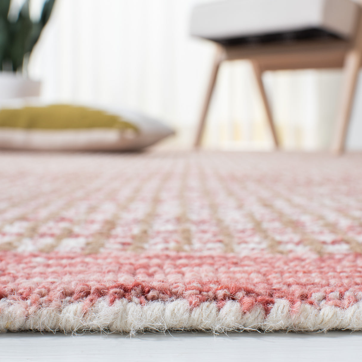 Safavieh Metro Met151Q Ivory/Red Rugs.