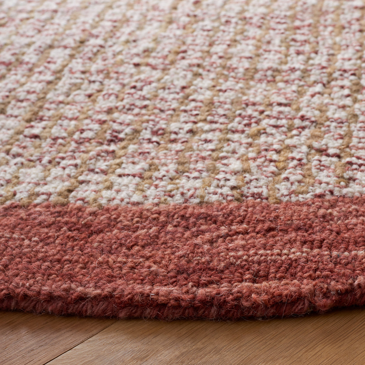 Safavieh Metro Met151Q Ivory/Red Rugs.