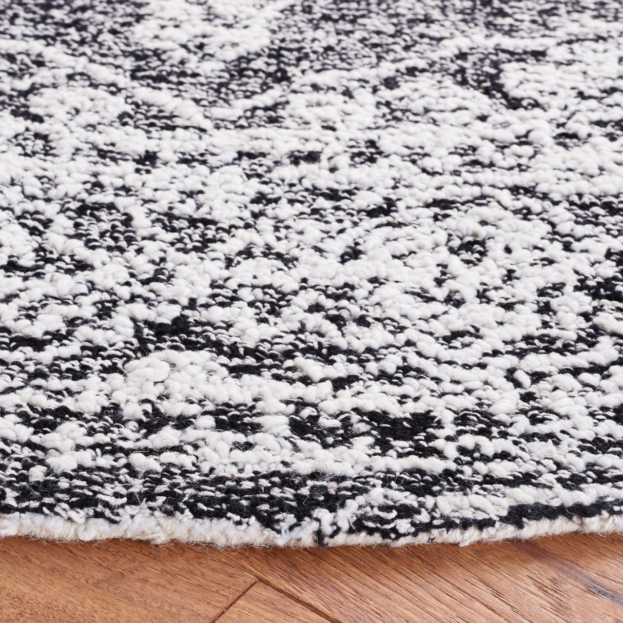 Safavieh Metro Met159Z Ivory/Black Rug.