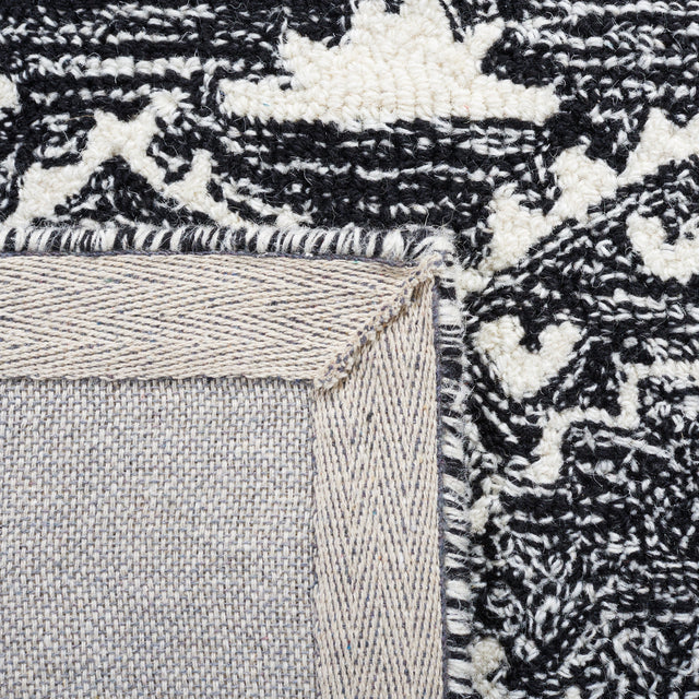 Safavieh Metro Met253Z Black/Ivory Rug.