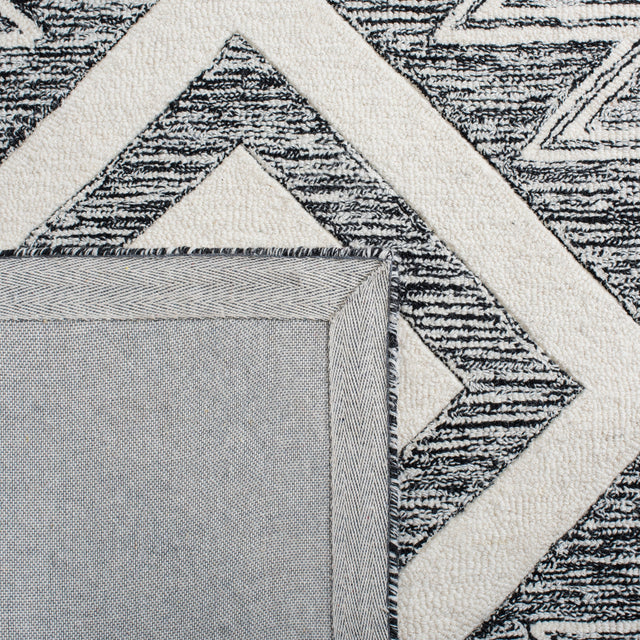 Safavieh Metro Met254A Ivory/Black Rug.