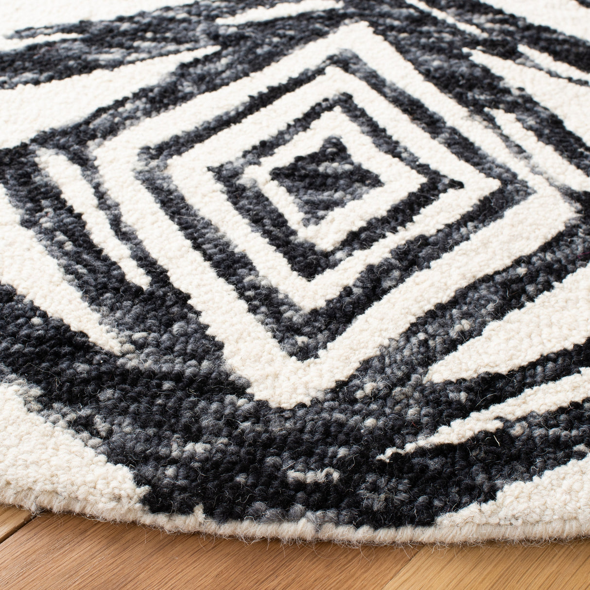Safavieh Metro Met402Z Black/Ivory Rugs.