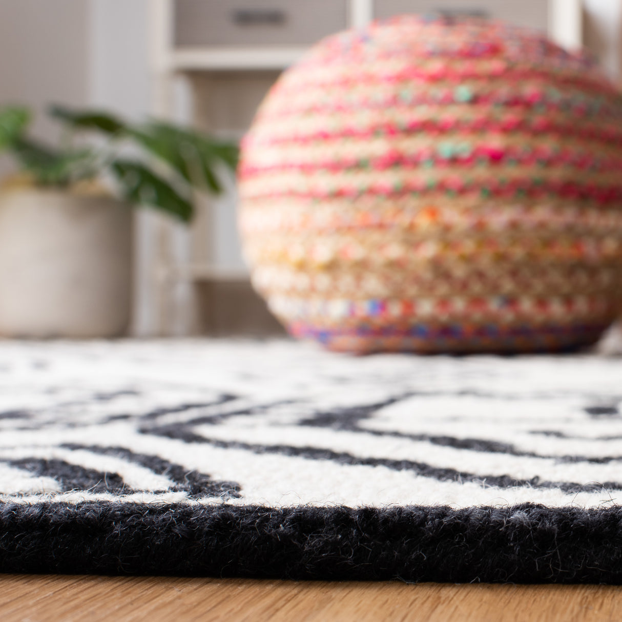 Safavieh Metro Met404Z Black/Ivory Rugs.