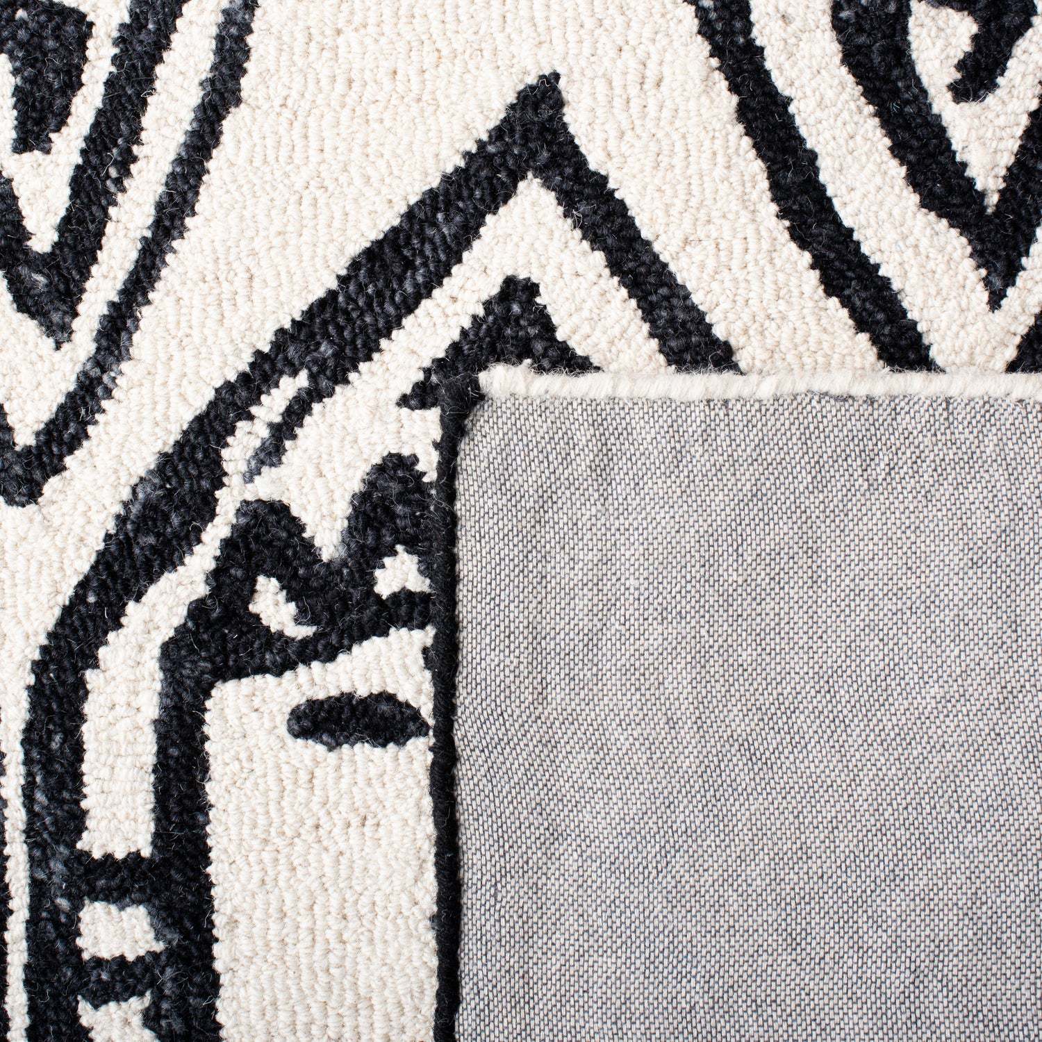Safavieh Metro Met404Z Black/Ivory Rugs.