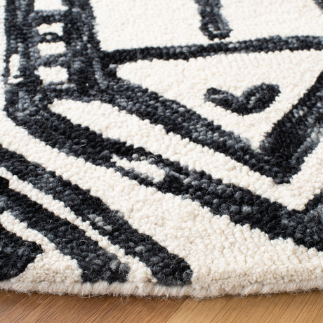 Safavieh Metro Met404Z Black/Ivory Rugs.