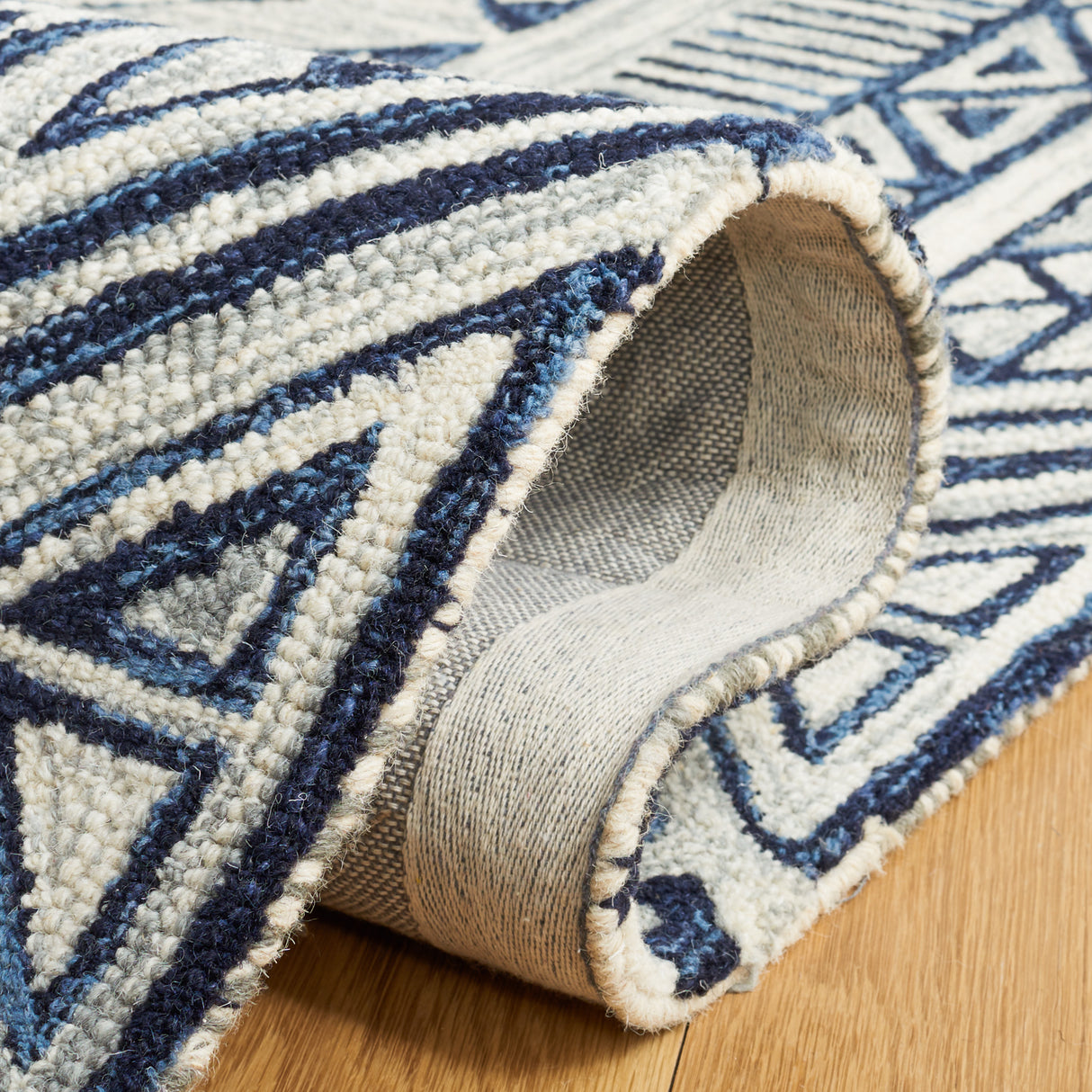 Safavieh Metro Met452M Blue/Ivory Rug.