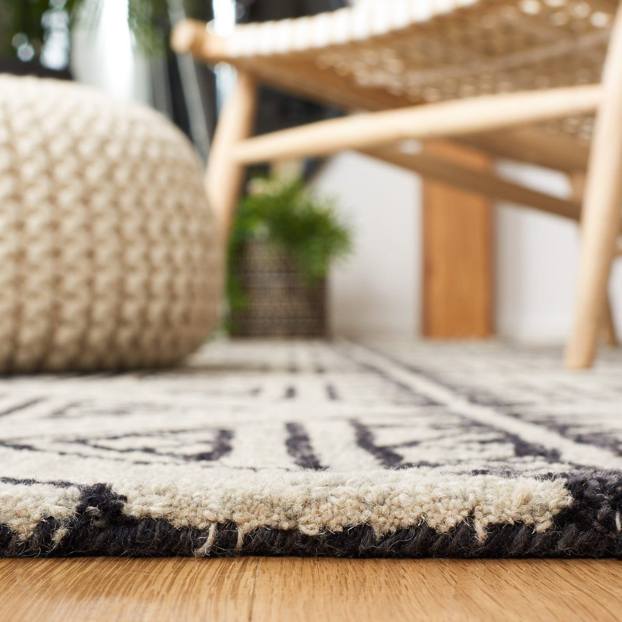 Safavieh Metro Met452Z Black/Beige Rug.
