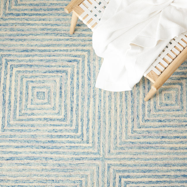 Safavieh Metro Met454L Light Blue/Ivory Rug.