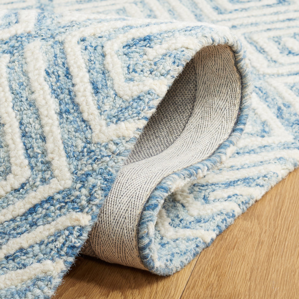 Safavieh Metro Met455L Light Blue/Ivory Rug.