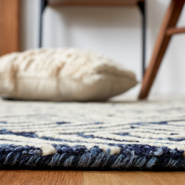 Safavieh Metro Met455N Navy/Ivory Rug.