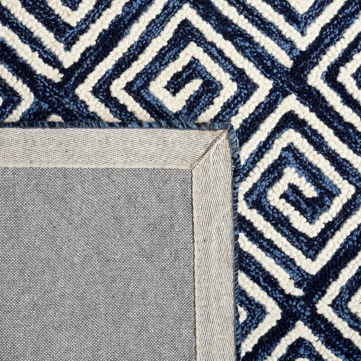 Safavieh Metro Met455N Navy/Ivory Rug.