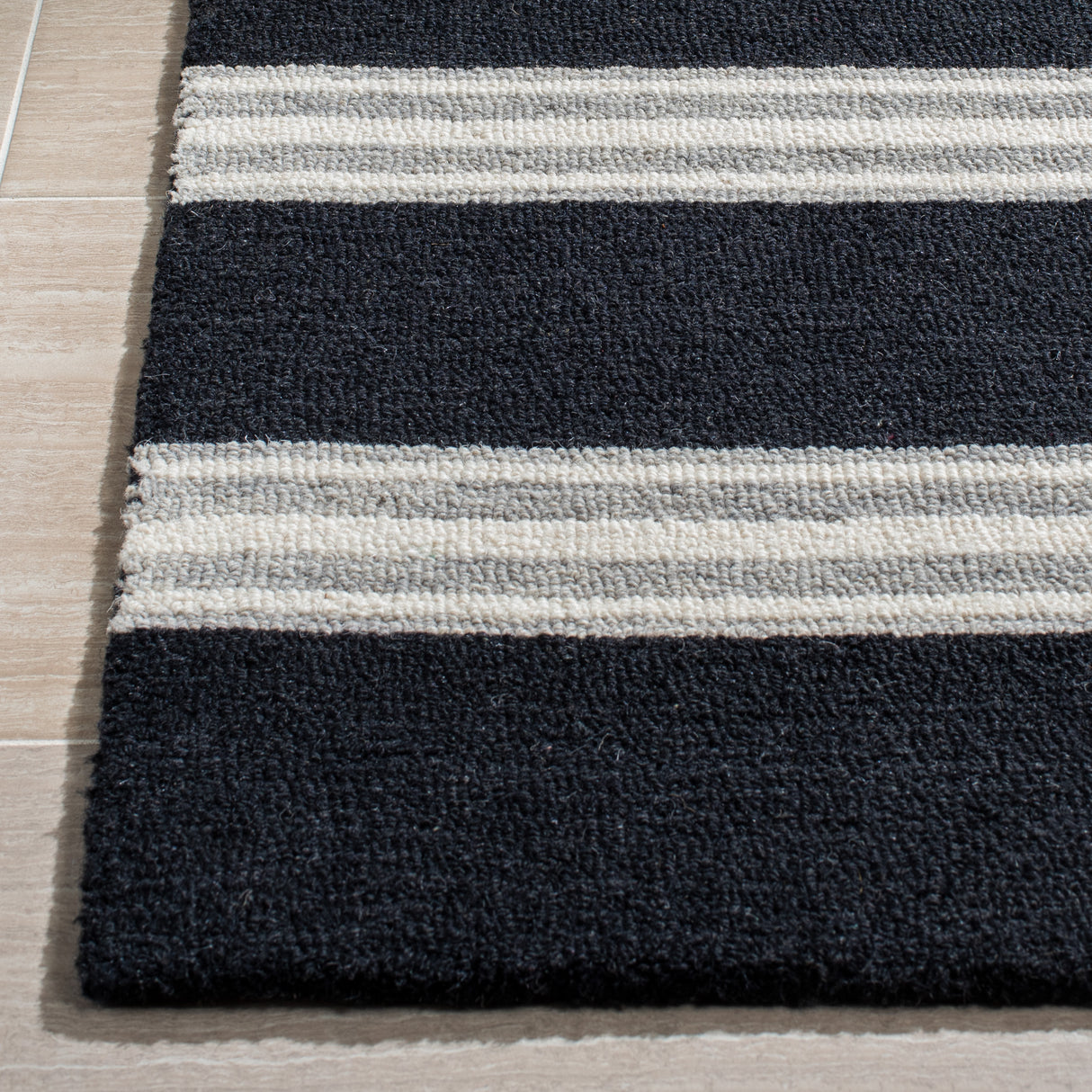 Safavieh Metro Met601Z Black/Ivory Rugs.