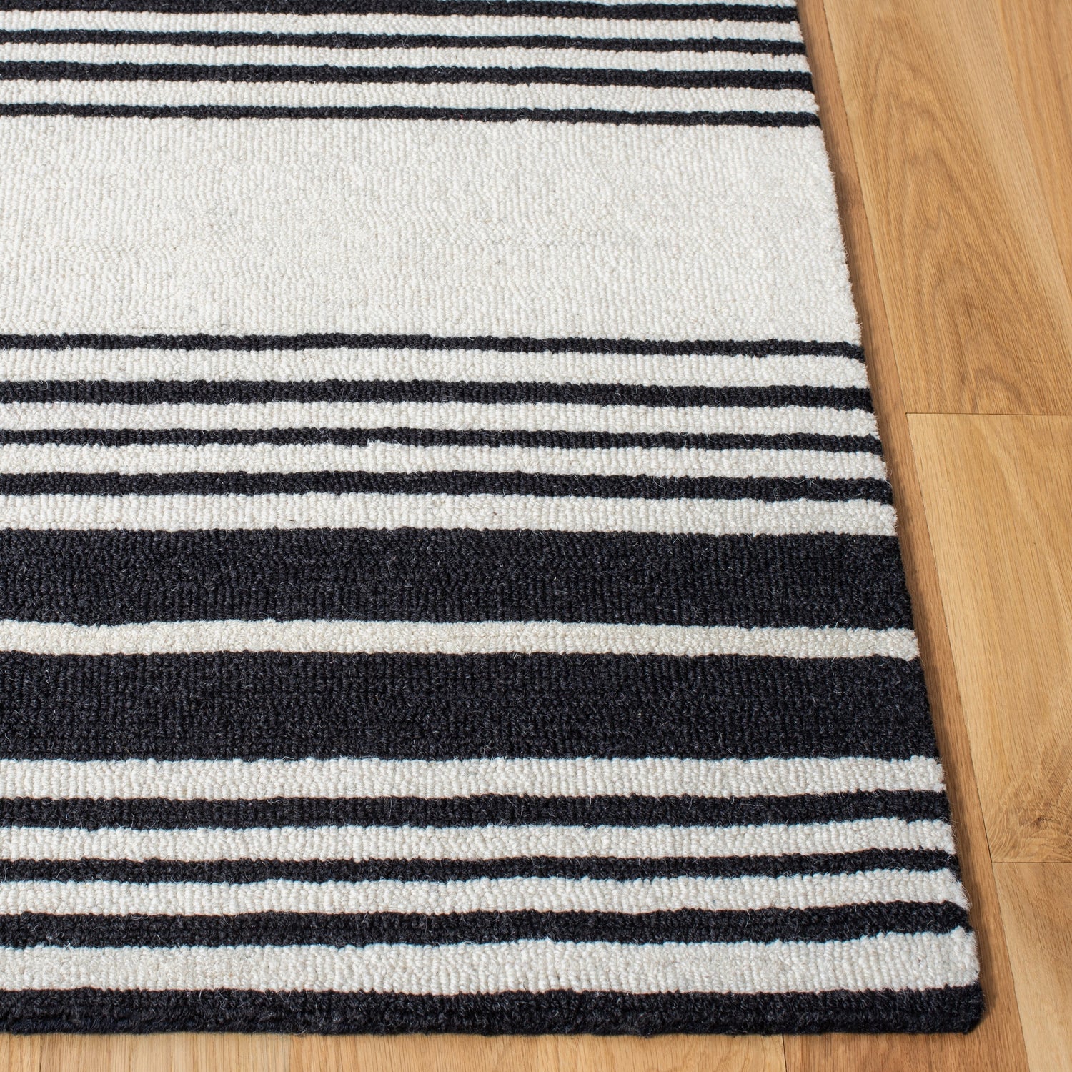 Safavieh Metro Met609A Ivory/Black Rugs.