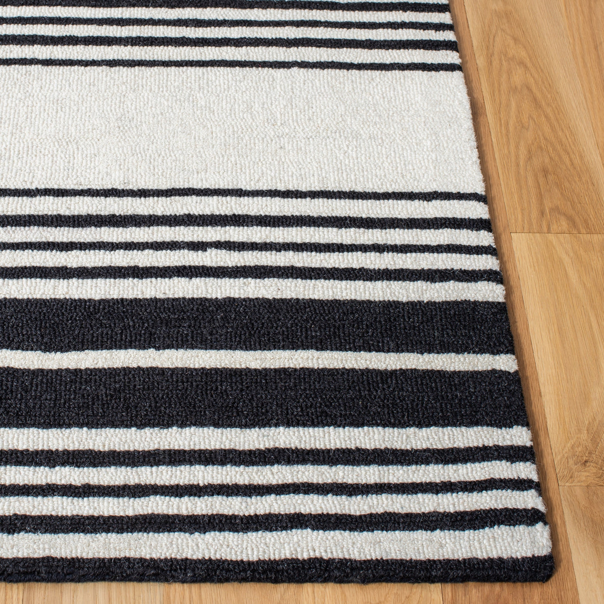 Safavieh Metro Met609A Ivory/Black Rugs.