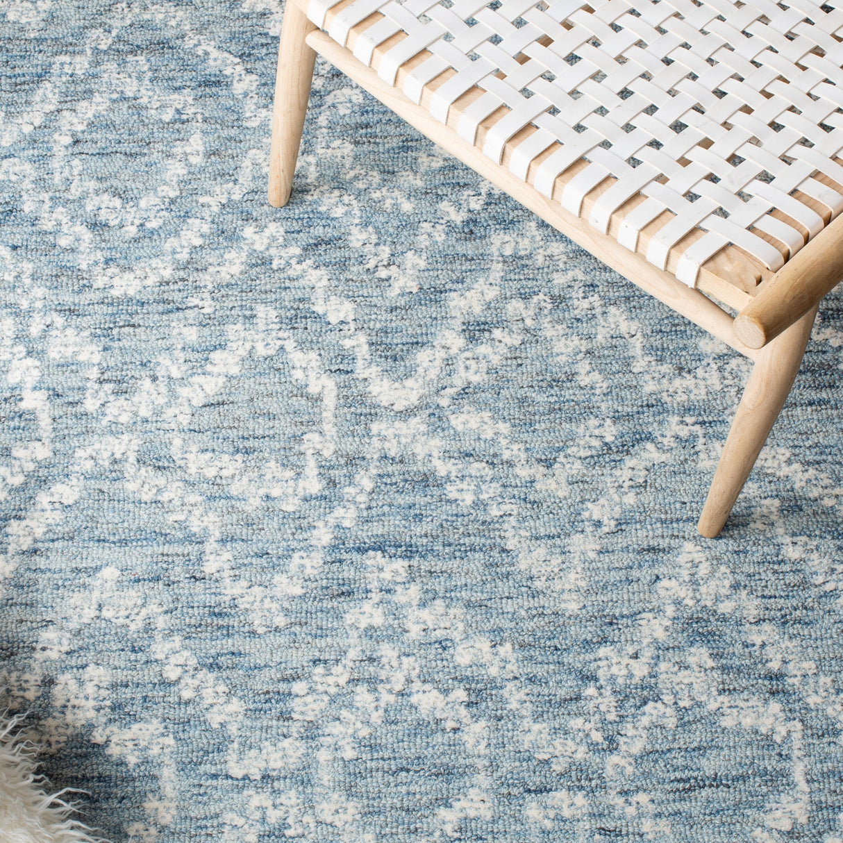 Safavieh Metro Met801M Natural/Blue Rugs.