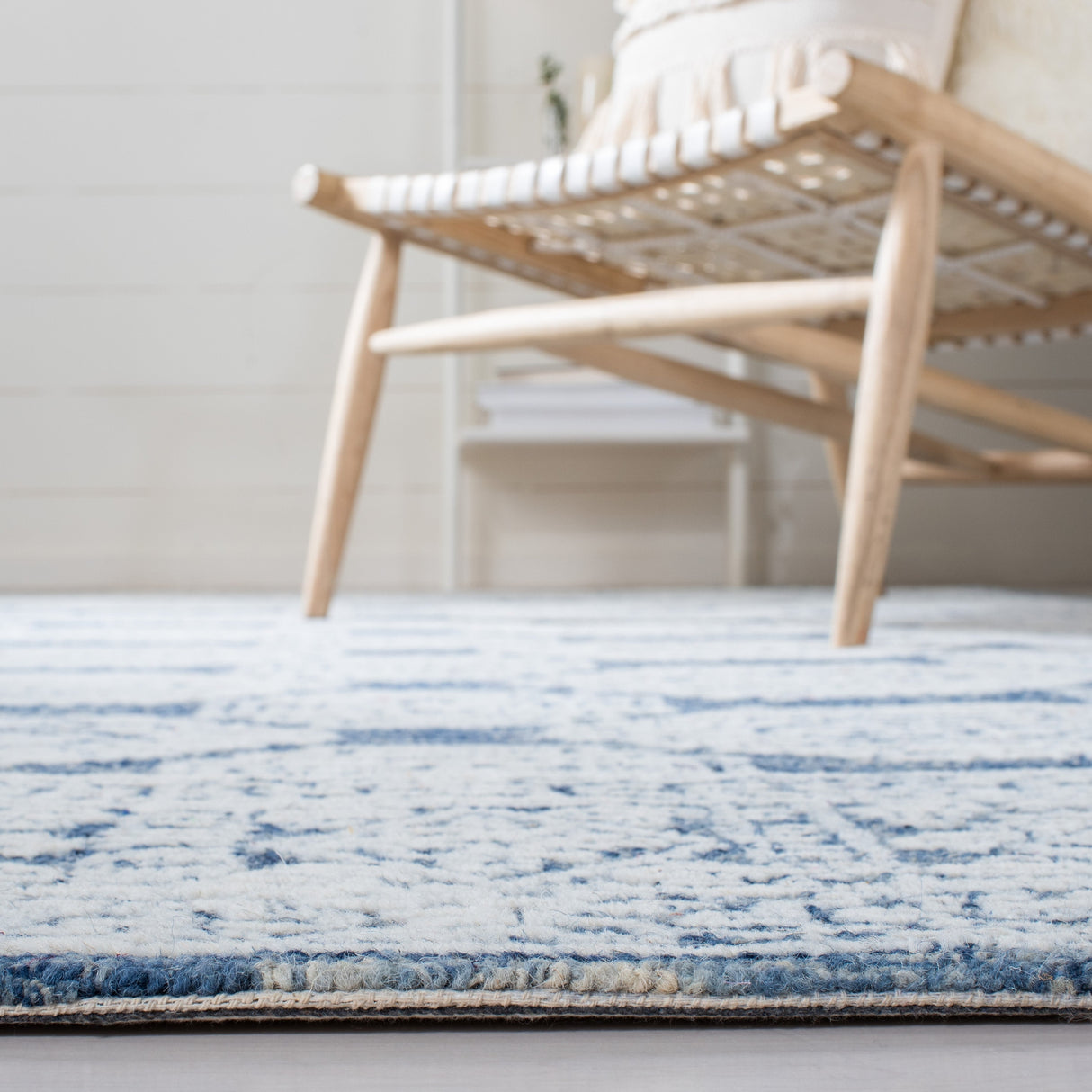 Safavieh Metro Met803M Natural/Blue Rugs.