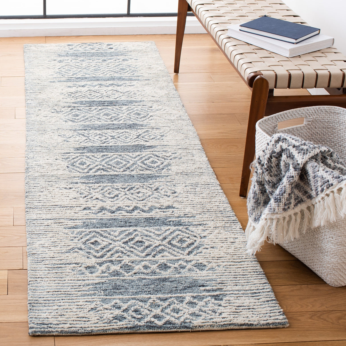Safavieh Metro Met804M Natural/Blue Rugs.