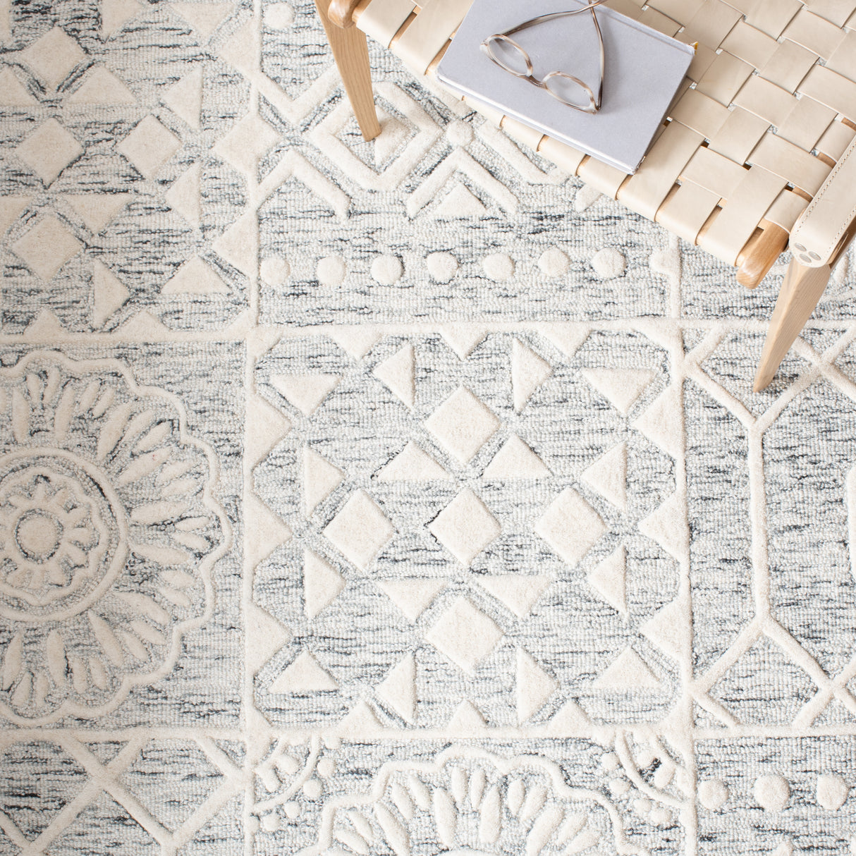 Safavieh Metro Met855F Silver/Ivory Rug.