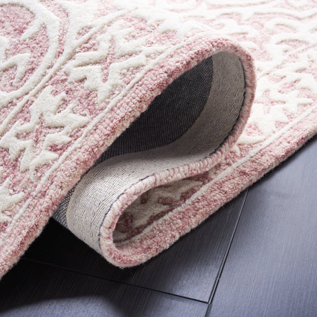 Safavieh Metro Met857U Pink/Ivory Rug.