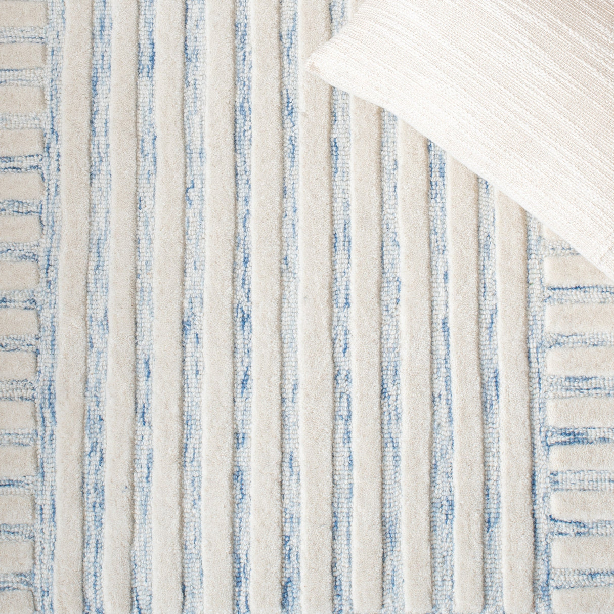 Safavieh Metro Met858M Blue/Ivory Rug.