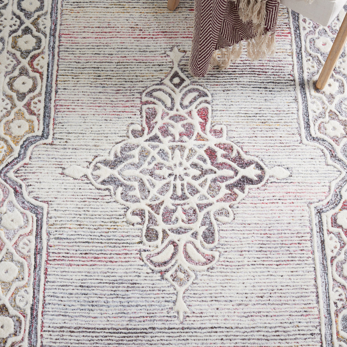 Safavieh Metro Met861Q Red/Ivory Rug.