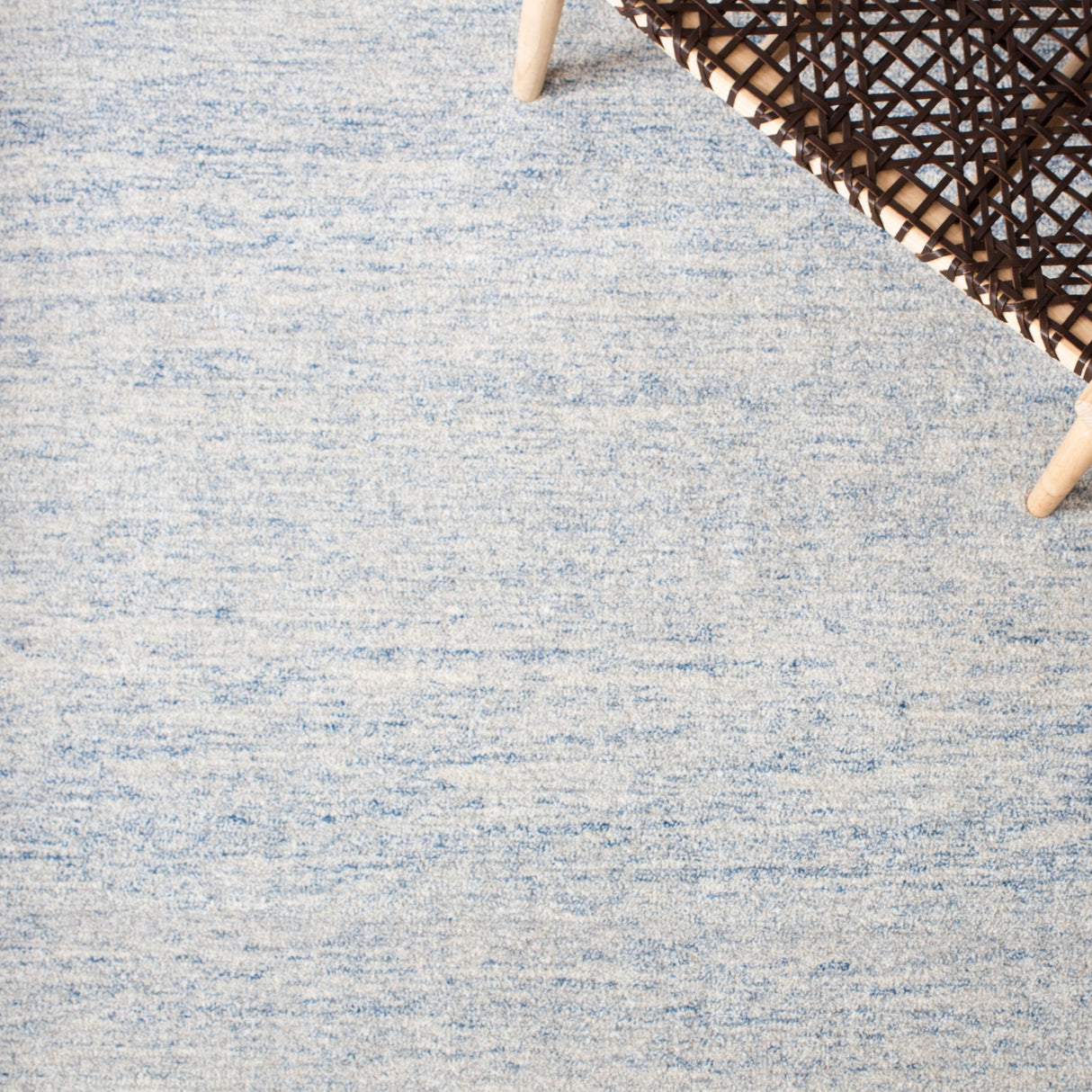 Safavieh Metro Met867M Blue/Ivory Rug.