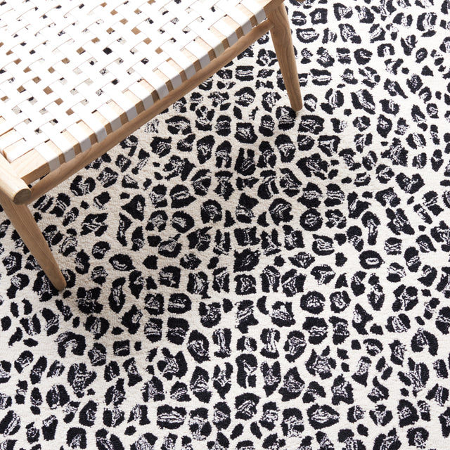 Safavieh Metro Met868Z Black/Ivory Rug.