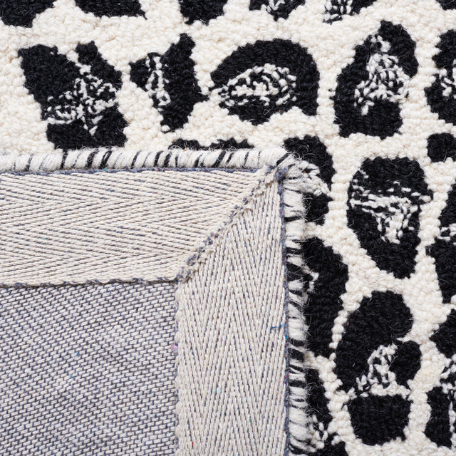 Safavieh Metro Met868Z Black/Ivory Rug.